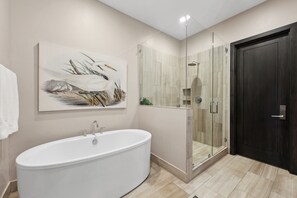 Stadtwohnung, Balkon, Bergblick | Badezimmer
