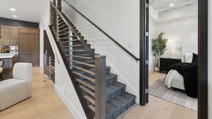 Een modern interieur met een trap naar een slaapkamer.
