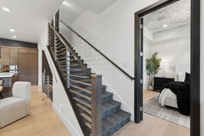 Stadtwohnung, Balkon, Bergblick | Wohnbereich