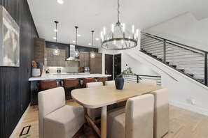 Stadtwohnung, Balkon, Bergblick | Wohnbereich