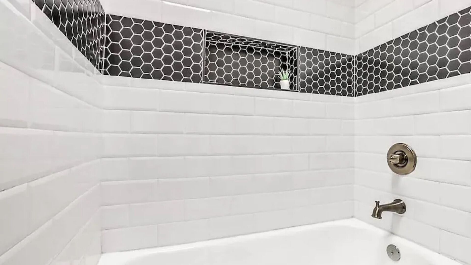 Dusche, Whirlpool, Haartrockner, Handtücher