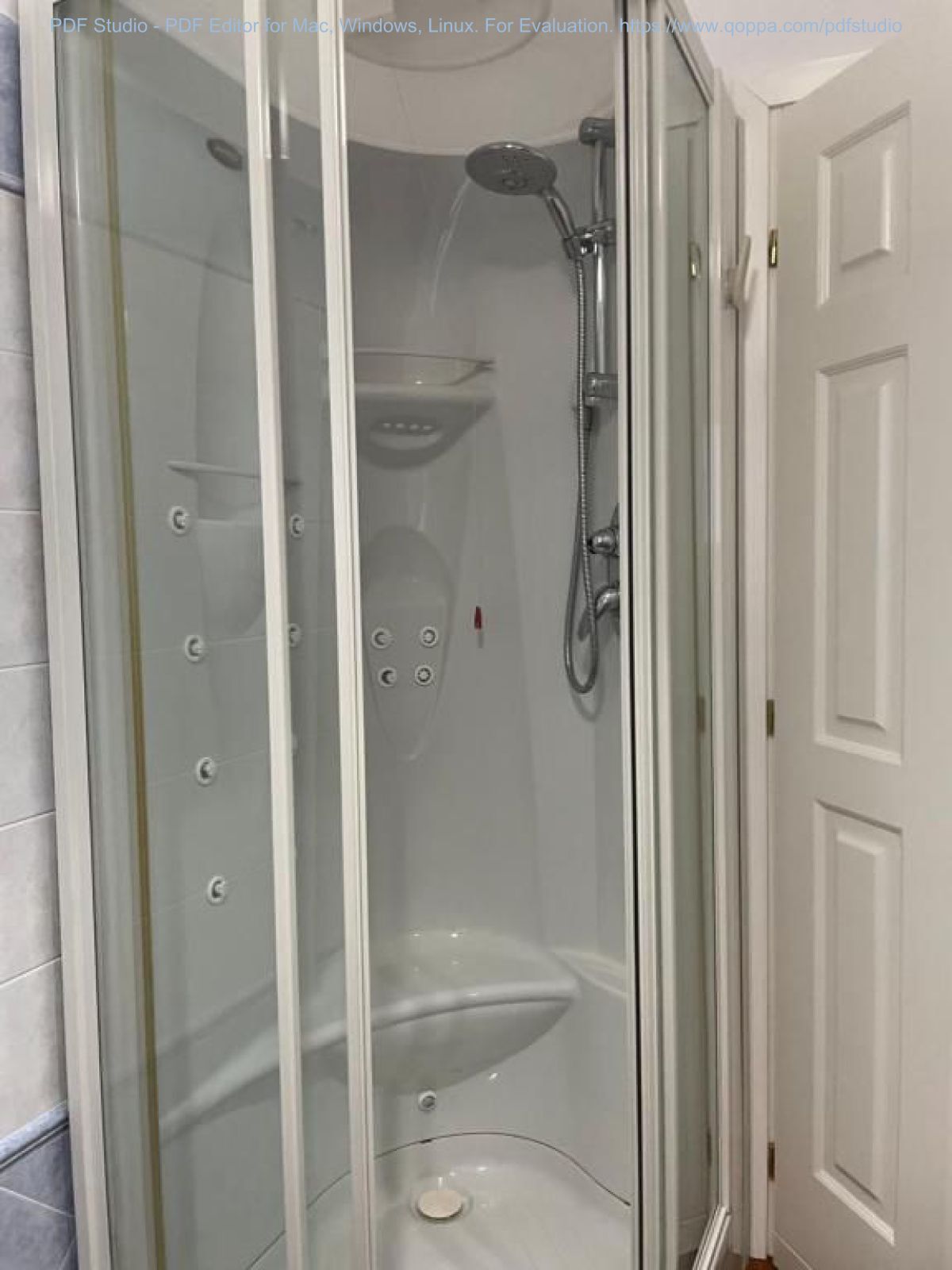 Douche, sèche-cheveux, bidet, serviettes fournies