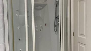 Shower, hair dryer, bidet, towels