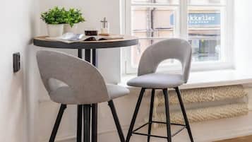 Hervidor eléctrico y trona infantil