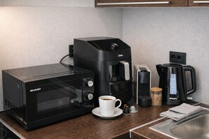 電熱水壺、高腳椅