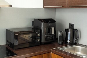 Tetera/pava eléctrica, silla alta para bebés