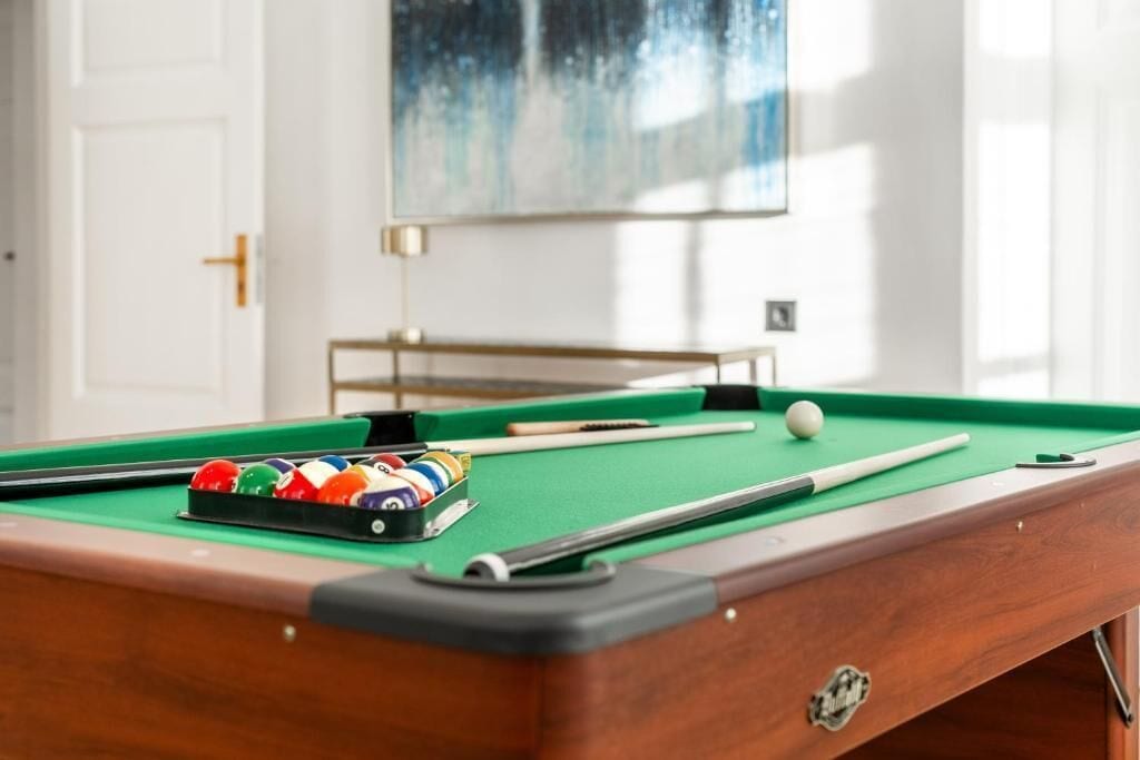 Luksushuoneisto, 2 makuuhuonetta, kaupunkinäköala | Olohuone | Taulutelevisio