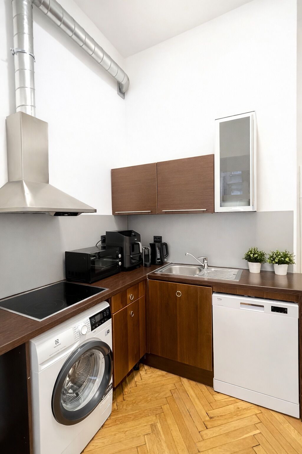 Hervidor eléctrico y trona infantil