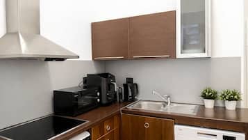 Hervidor eléctrico y trona infantil