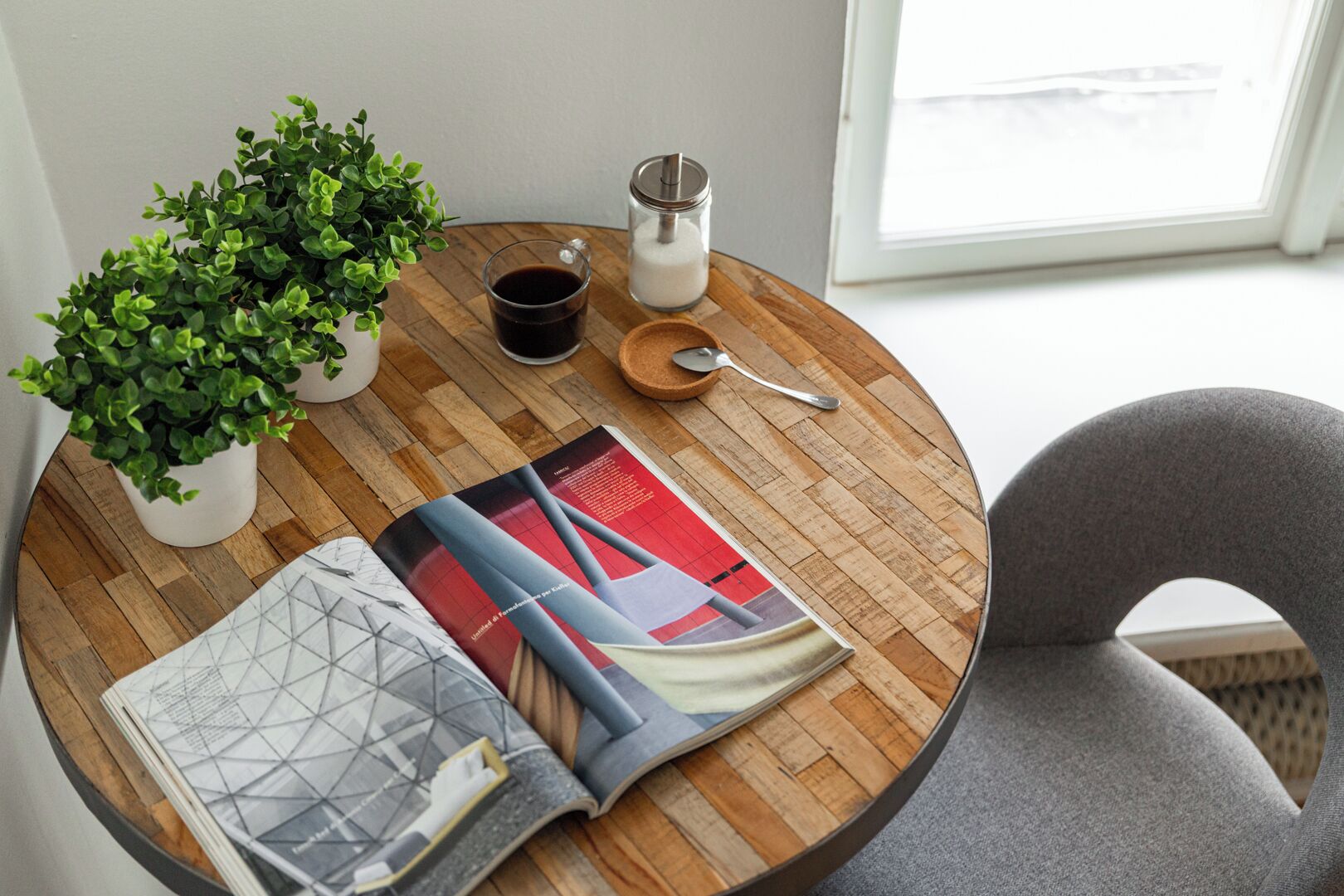 Bouilloire électrique, chaise haute