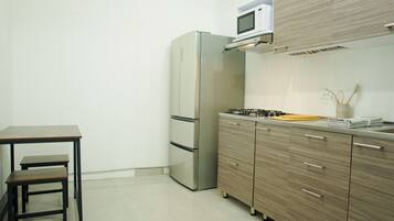 Fridge, microwave, stovetop, coffee/tea maker