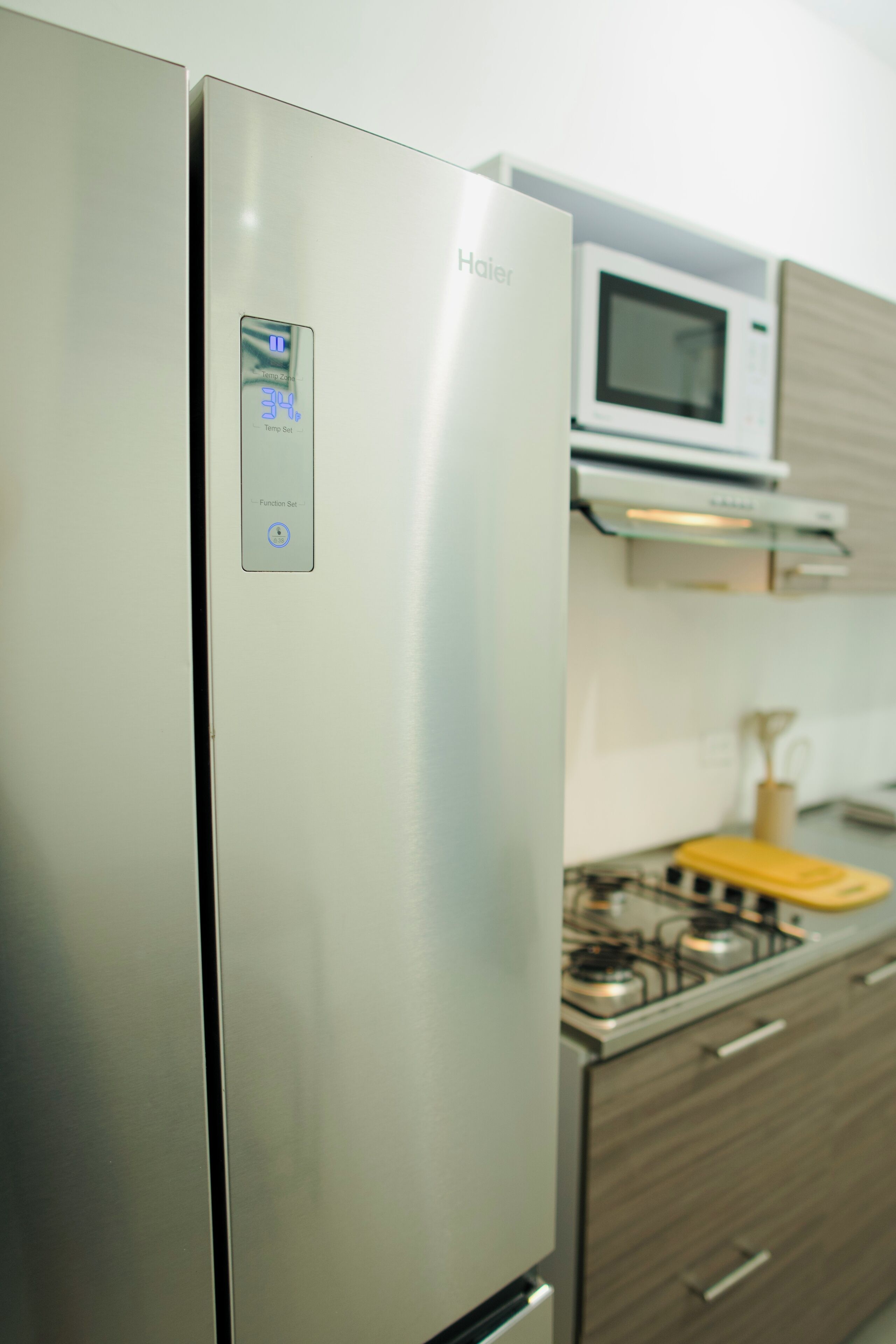 Refrigerador, microondas, parrilla de estufa y cafetera y tetera 