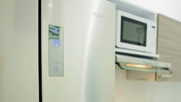 Refrigerador, microondas, parrilla de estufa y cafetera y tetera