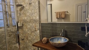 Bruser, hårtørrer, håndklæder, Sæbe