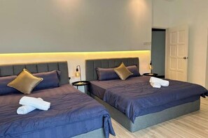 Iron/ironing board - The Luxurious 168 Cruise, Melaka (Melaka)