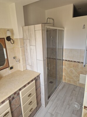 Ducha, secador de pelo, bidé y toallas