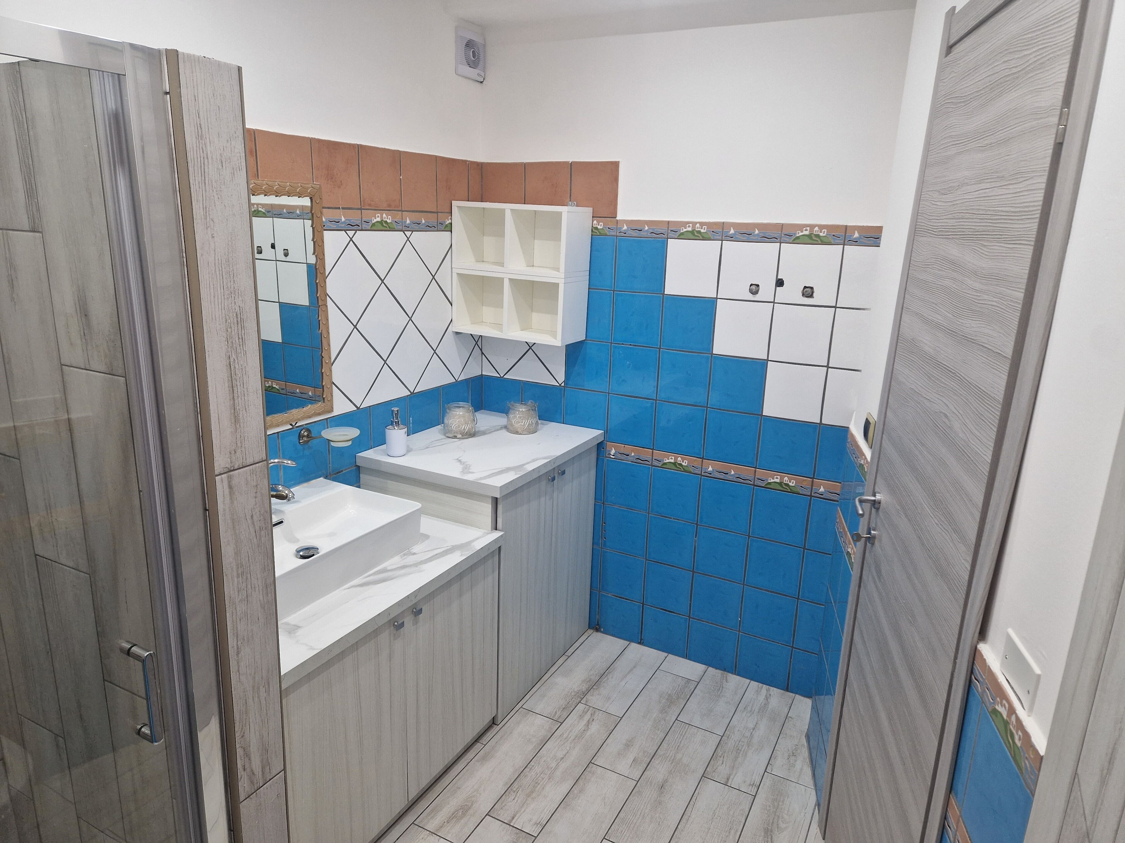 Douche, sèche-cheveux, bidet, serviettes fournies