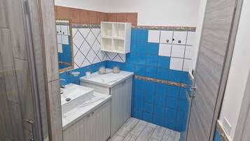 Dusche, Haartrockner, Bidet, Handtücher