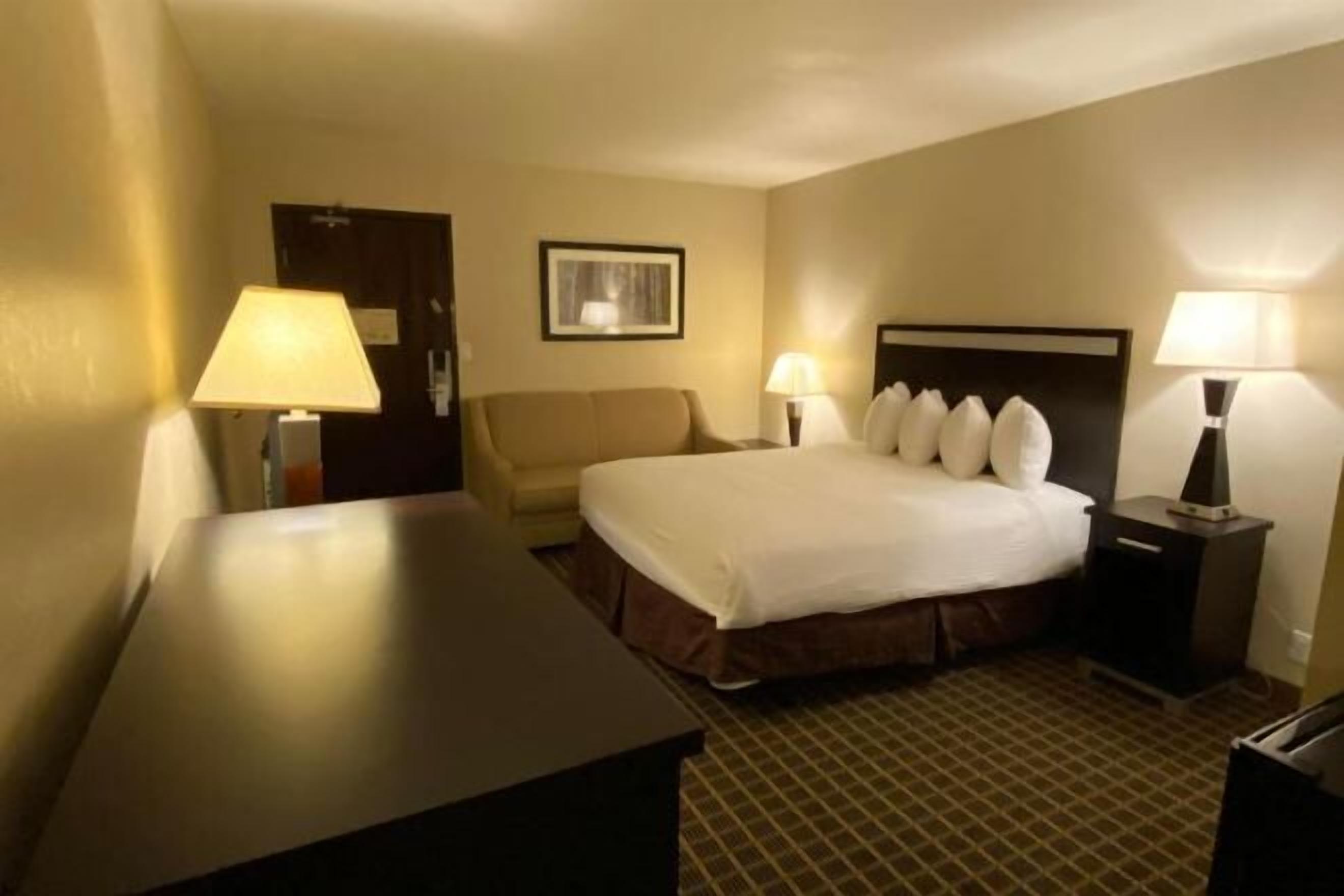 In-room safe, desk, iron/ironing board, free WiFi