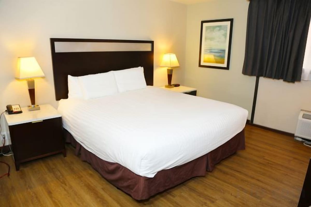 In-room safe, desk, iron/ironing board, WiFi (free)
