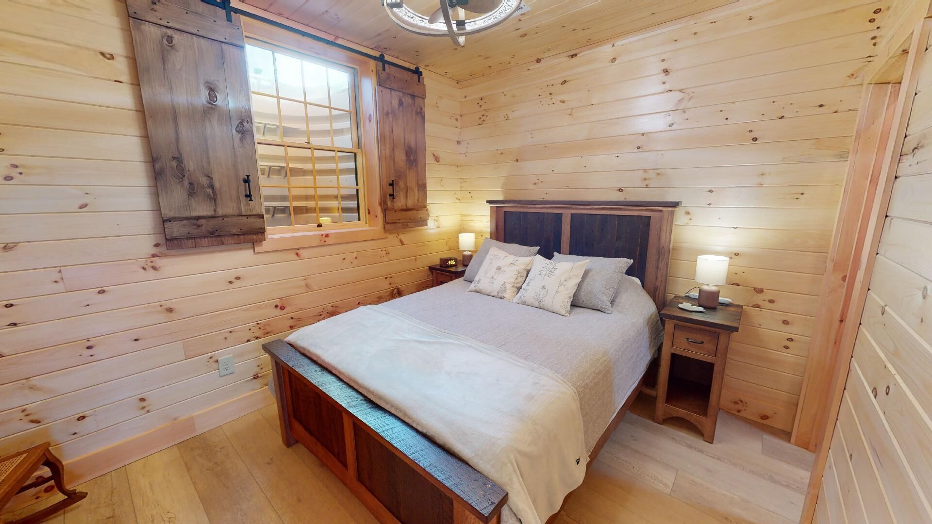 2 bedrooms, desk, WiFi (free), bed sheets