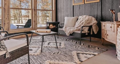 Waterfront Cabin! Infloor heat, fireplace, Games, new hot tub mid Nov!