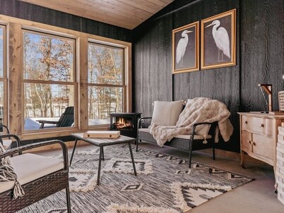 Waterfront Cabin! Infloor heat, fireplace, Games, new hot tub mid Nov!