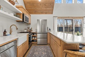 Fridge, microwave, oven, stovetop - Cozy cabin w hot tub & fireplace, near Nisswa/crosslake (Merrifield)