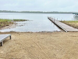 På stranden, solsenger og strandhåndklær