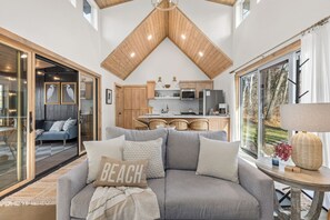 Smart TV, fireplace, books - Cozy cabin w hot tub & fireplace, near Nisswa/crosslake (Merrifield)