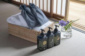 Bathroom amenities - Machiya Residence Inn Aoshida (Kyoto)