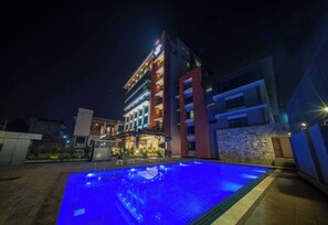 Outdoor pool, pool umbrellas, pool loungers - Best Western Plus Kathmandu Hotel (Kathmandu)