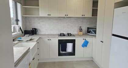 Quiet house with great views and a 5 min drive to town