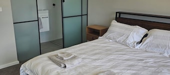 Quiet house with great views and a 5 min drive to town