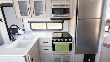 冷蔵庫、電子レンジ、オーブン、コンロ