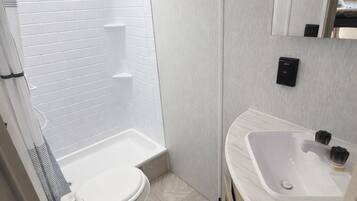 Dusche, Handtücher, Seife, Shampoo