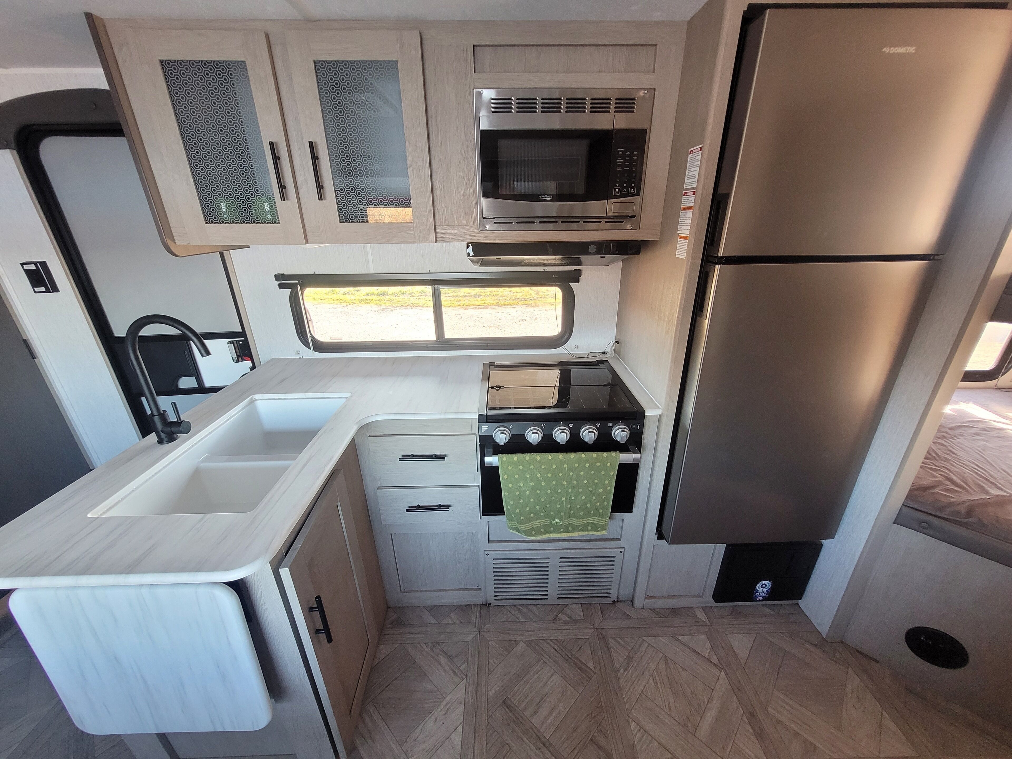 Køleskab, mikrobølgeovn, ovn, kogeplade