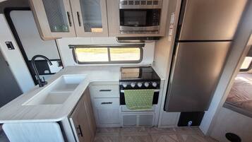 Køleskab, mikrobølgeovn, ovn, kogeplade