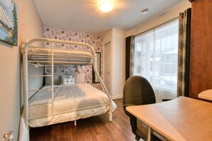 3 habitaciones, tabla de planchar con plancha, wifi y ropa de cama