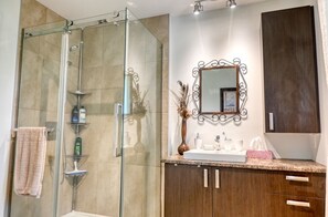Dusche, Haartrockner, Handtücher, Toilettenpapier