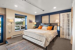 2 bedrooms, desk, travel crib, WiFi - Cozy, comfortable, peaceful, unique lakeside house w beautiful views/Olympia (Lacey)