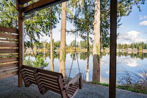 Cozy, comfortable, peaceful, unique lakeside house w beautiful views/Olympia