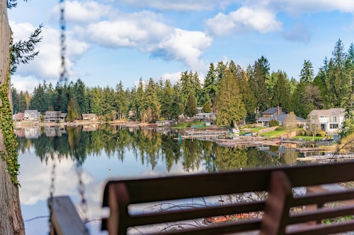 Cozy, comfortable, peaceful, unique lakeside house w beautiful views/Olympia