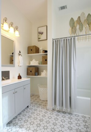 Séchoir à cheveux, serviettes fournies, savon, shampooing
