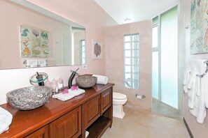 Dusj, hårføner og håndklær