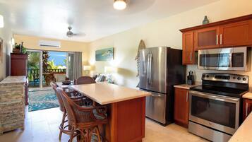 Een koelkast, een magnetron, een oven, een vaatwasser