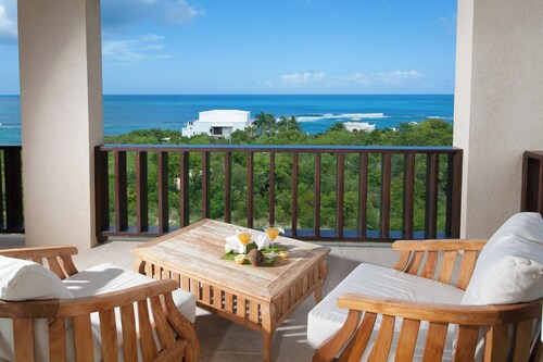 Penthouse Condo- concierge, walk to beach, complimentary beach chairs!
