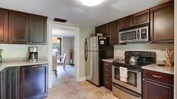 Refrigerador, microondas, horno, placa de cocina