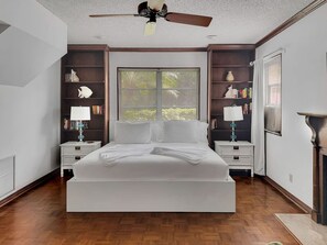 5 bedrooms, desk, iron/ironing board, travel cot