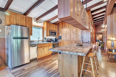 Wake up on West Lake. Classic Cabin Retreat! Family Friendly with your own dock.